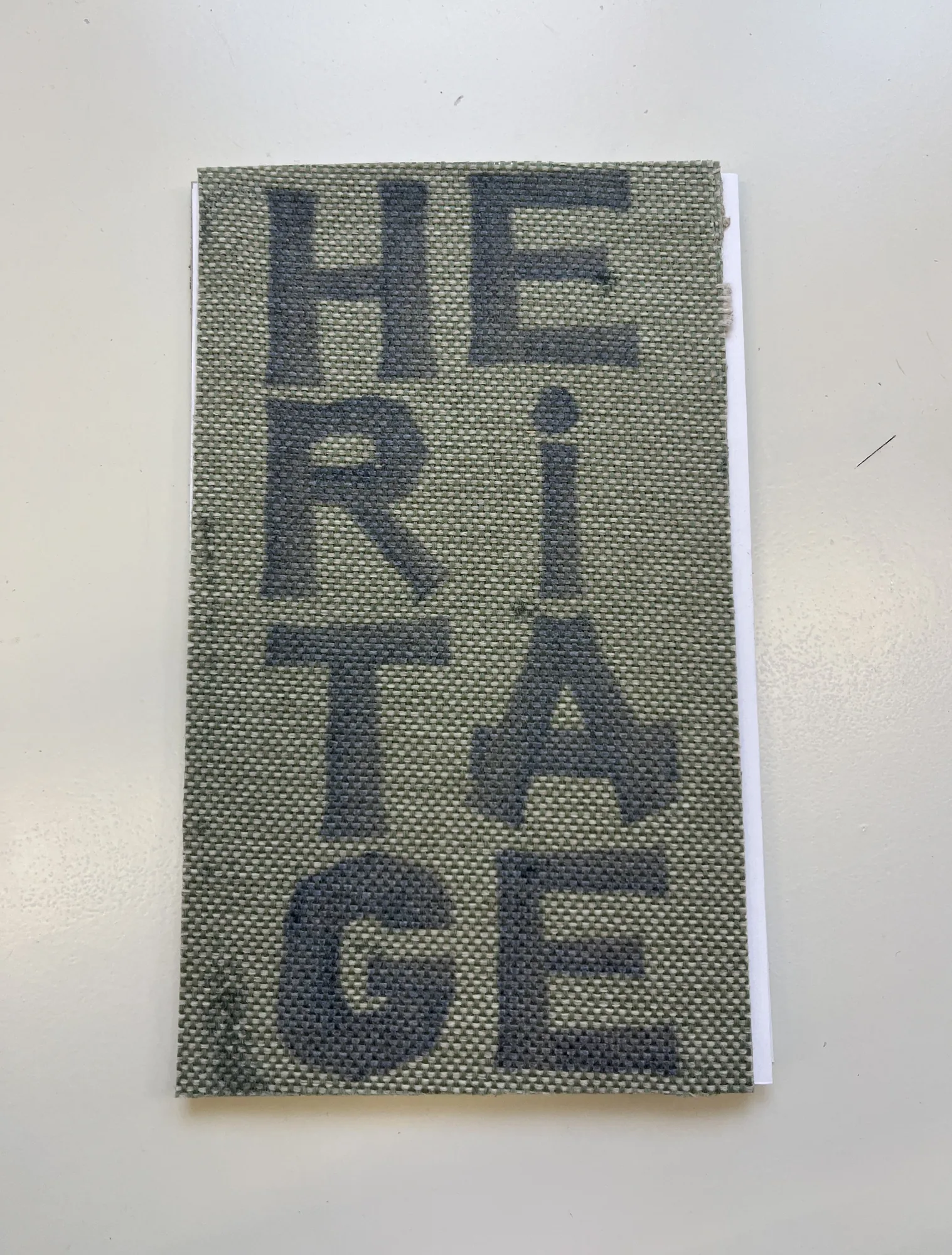 Héritage Molleton — La couverture, imprimée sur le tissu du coussin